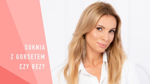 Blondynka w białej koszuli, obok tekst suknia z gorsetem czy bez, porady modowe.