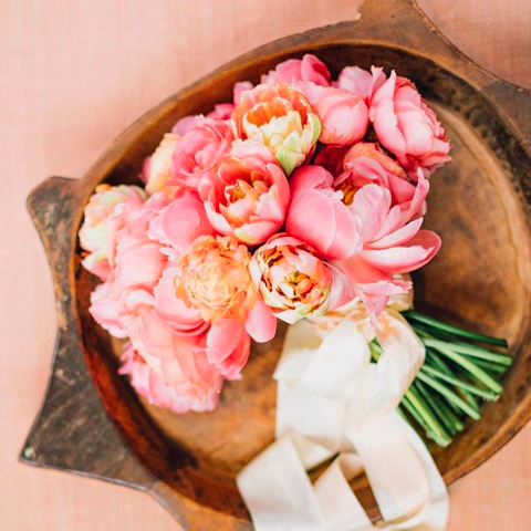 Bukiet ślubny z różowych kwiatów - zdjęcie 1