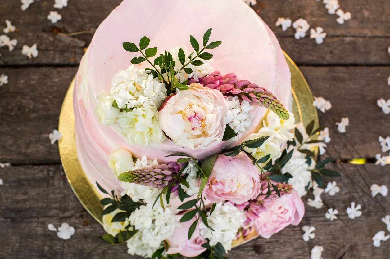 Kwiaty na torcie weselnym – żywe czy cukrowe?