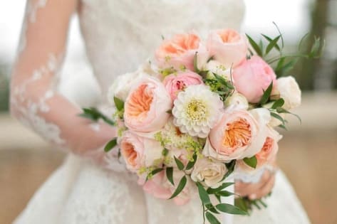 Peonie w ślubnych dekoracjach