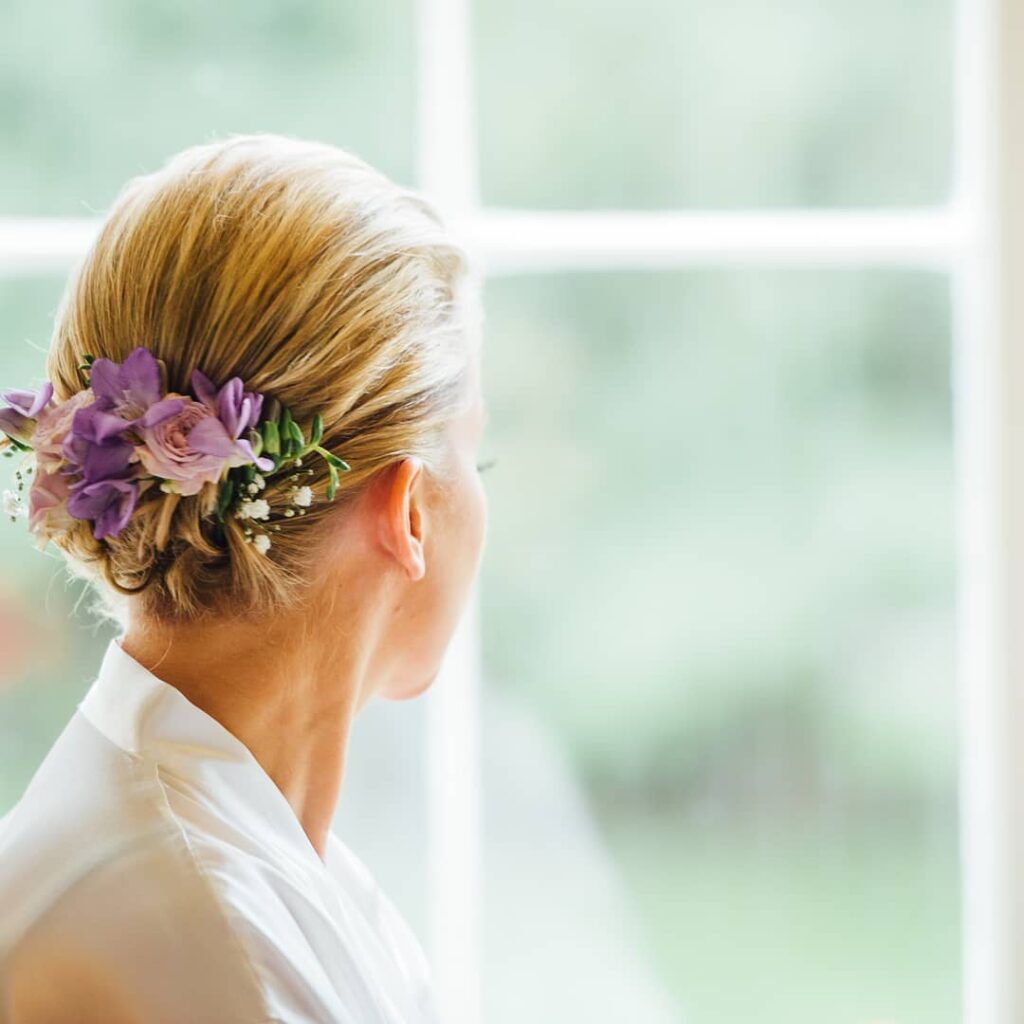 kwiaty we włosach na ślubie