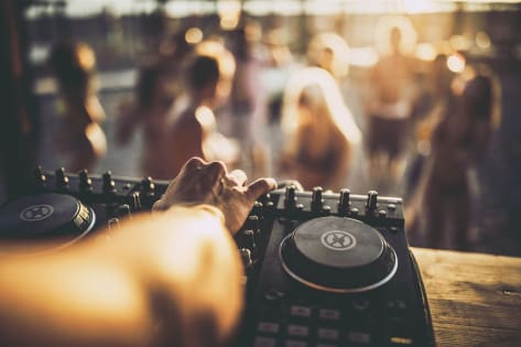Jakie cechy powinien mieć dobry DJ na wesele? 40090