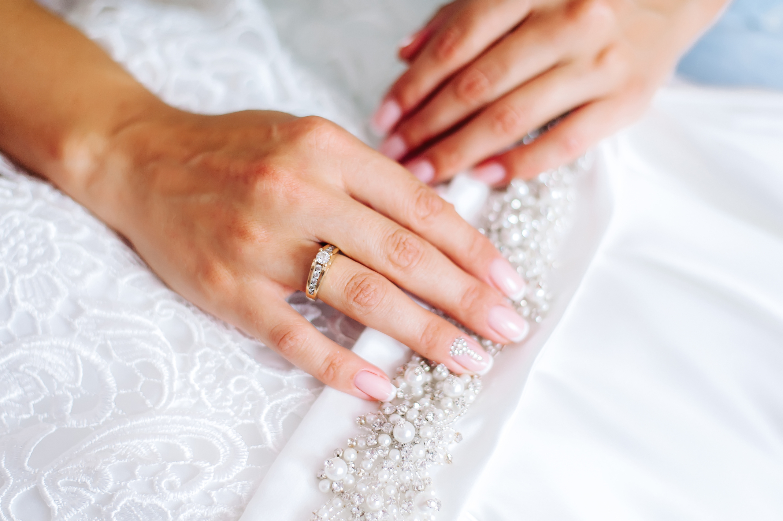 Eleganckie paznokcie ślubne – 20 modnych inspiracji
