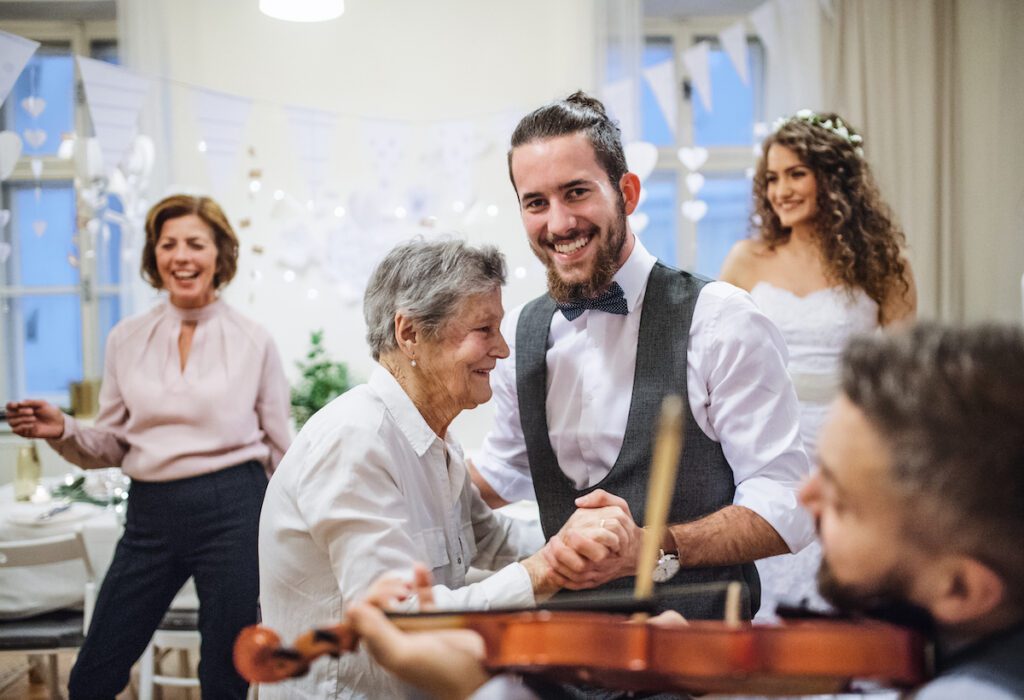 usadzenie dziadków na przyjęciu weselnym