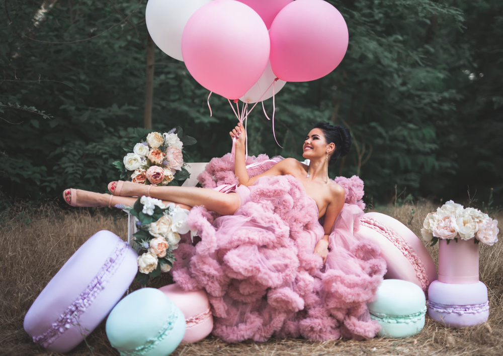 Różowe dekoracje weselne —  modne i stylowe inspiracje