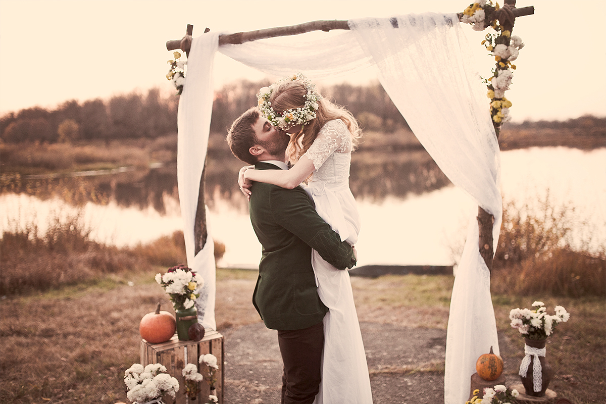 Jak wybrać dekoracje na jesienny ślub? 4 najpiękniejsze motywy