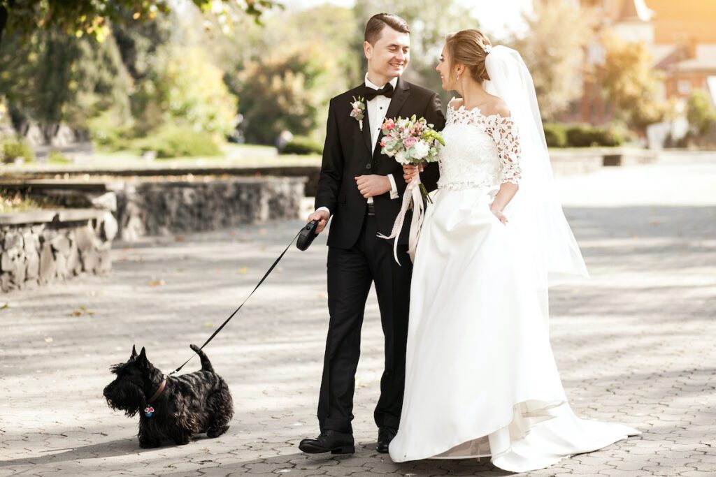 zwierzęta na ślubie para młoda z psem