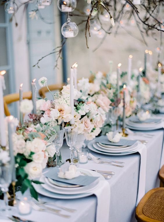 Nakrycie stołu weselnego w błękicie