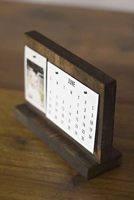 Drewniany kalendarz ze zdjęciem ślubnym