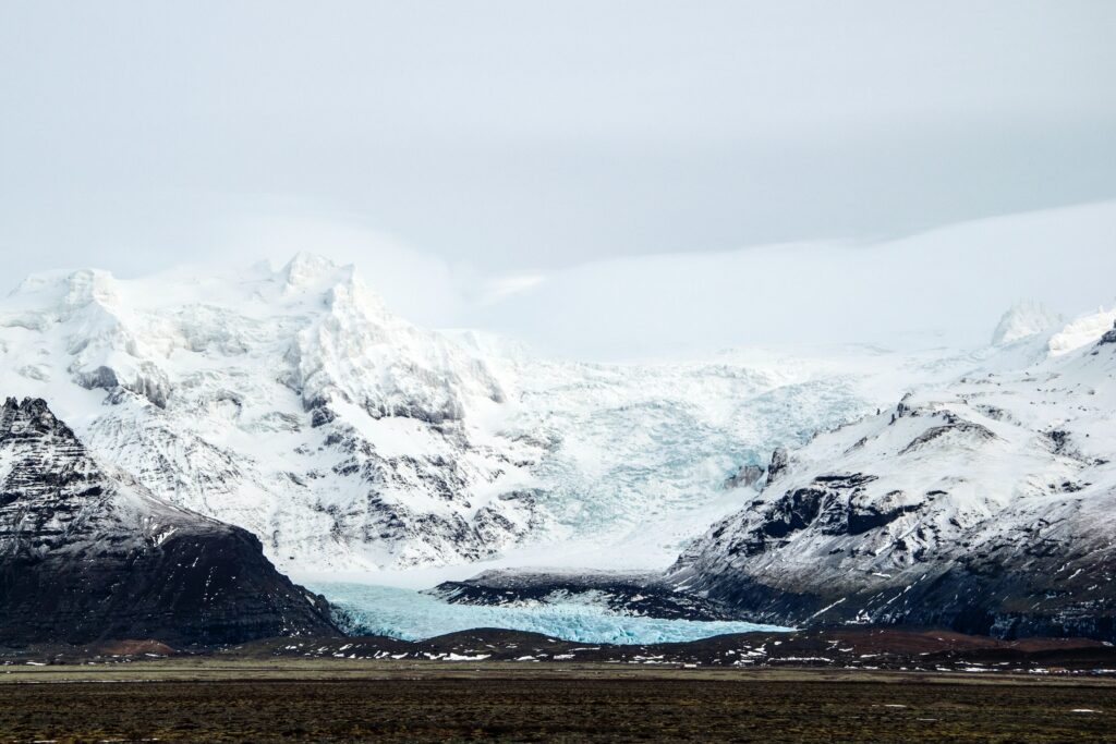 Podróż poślubna zimą - Islandia i widok na góry