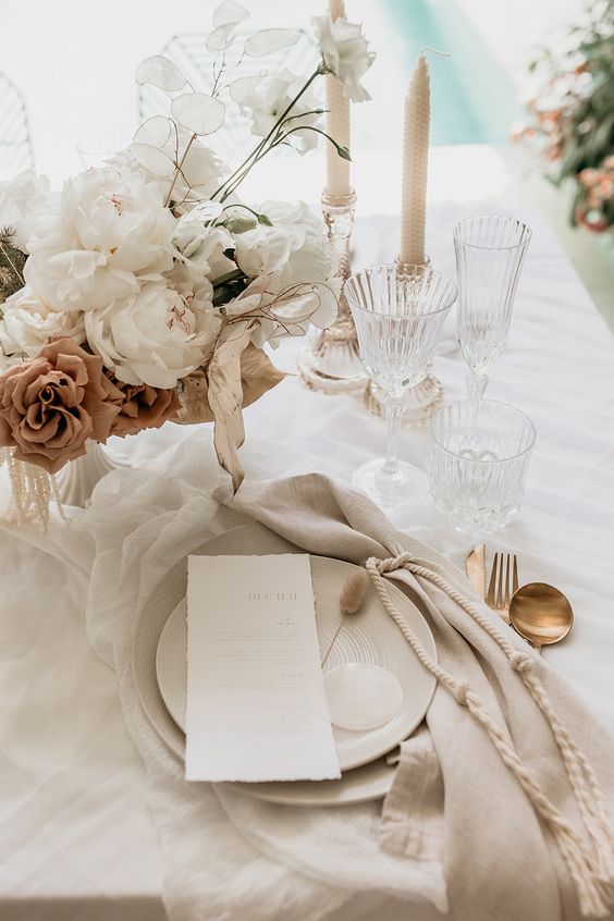 Eleganckie nakrycie stołu weselnego ze złotem i odcieniami nude