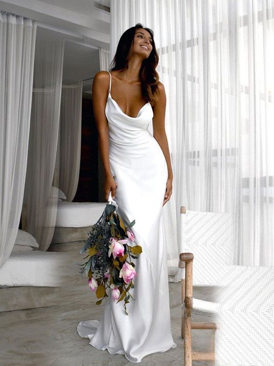 Minimalistyczna suknia ślubna na cienkich ramiączkach
