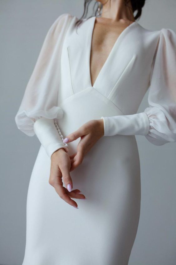 Minimalistyczna suknia ślubna z szerokimi rękawami