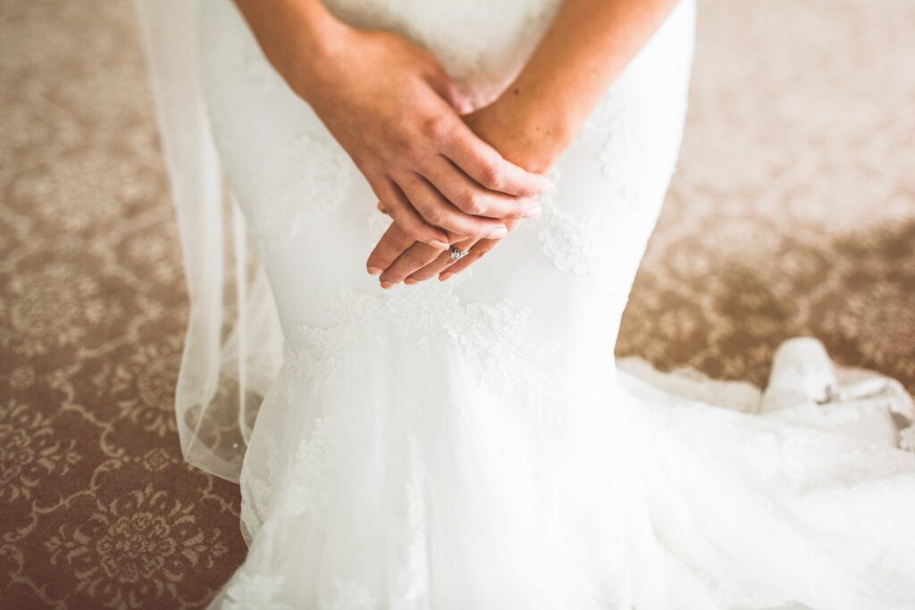 minimalistyczna Suknia ślubna - zbliżenie na detale