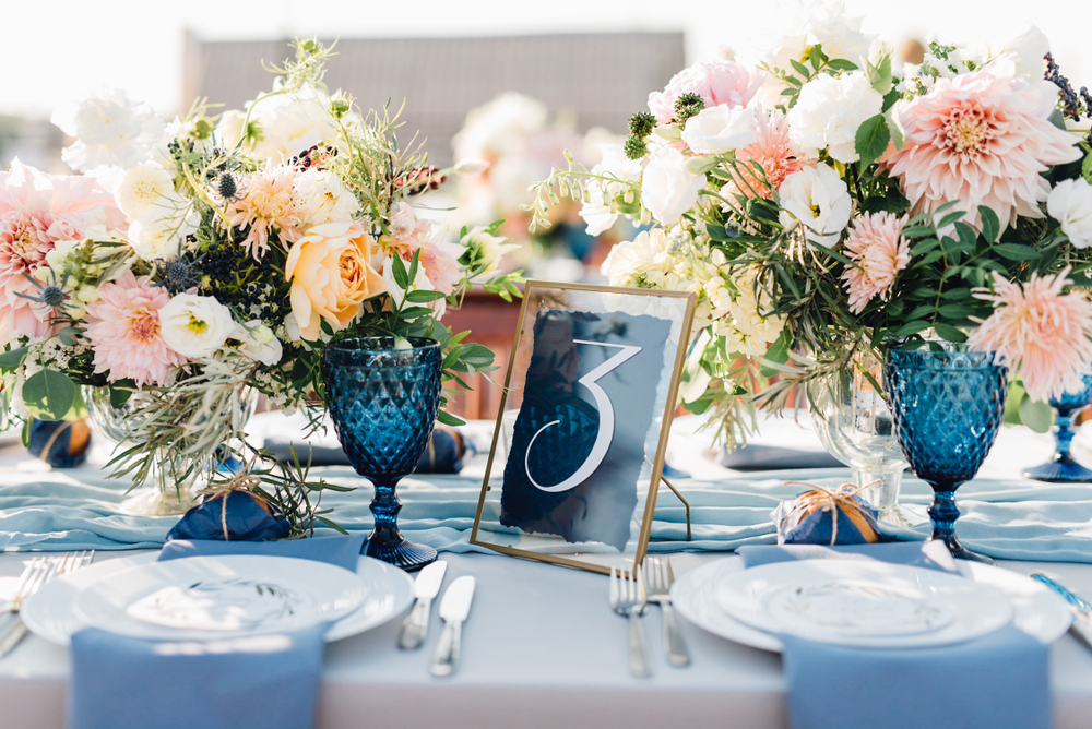Niebieskie dekoracje na ślub – 7 najmodniejszych odcieni