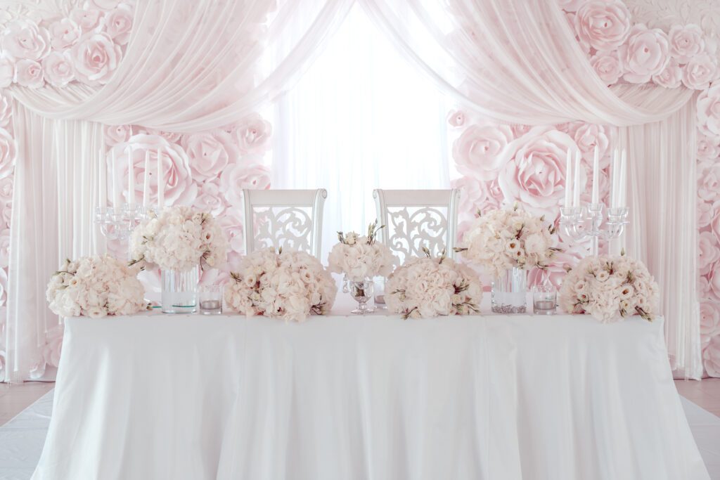 Stół pary młodej w kolorach bieli i delikatnego różu. 