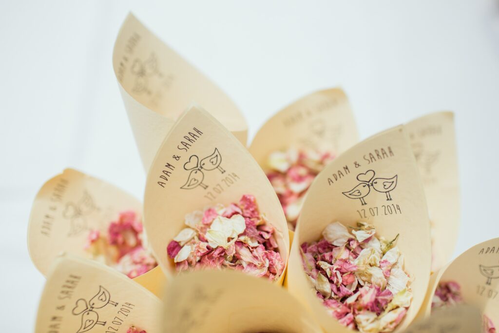 Płatki różowych kwiatów na wesele. 
