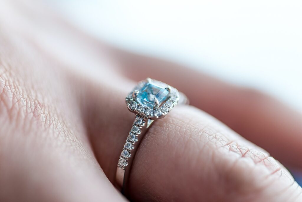 pierścionek zaręczynowy z diamentami