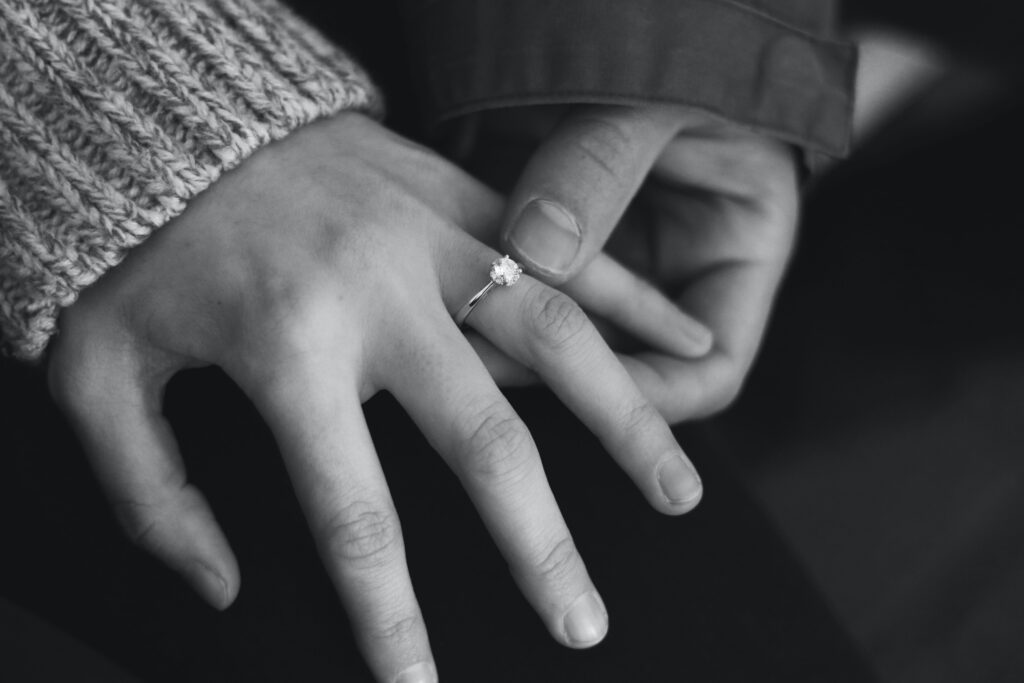 dłoń z pierścionkiem zaręczynowym