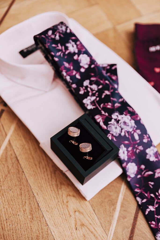 spinki do mankietow i krawat dla pana młodego marki dastan