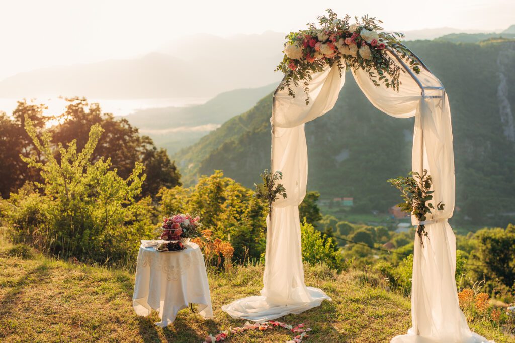 brama na ślub w górach