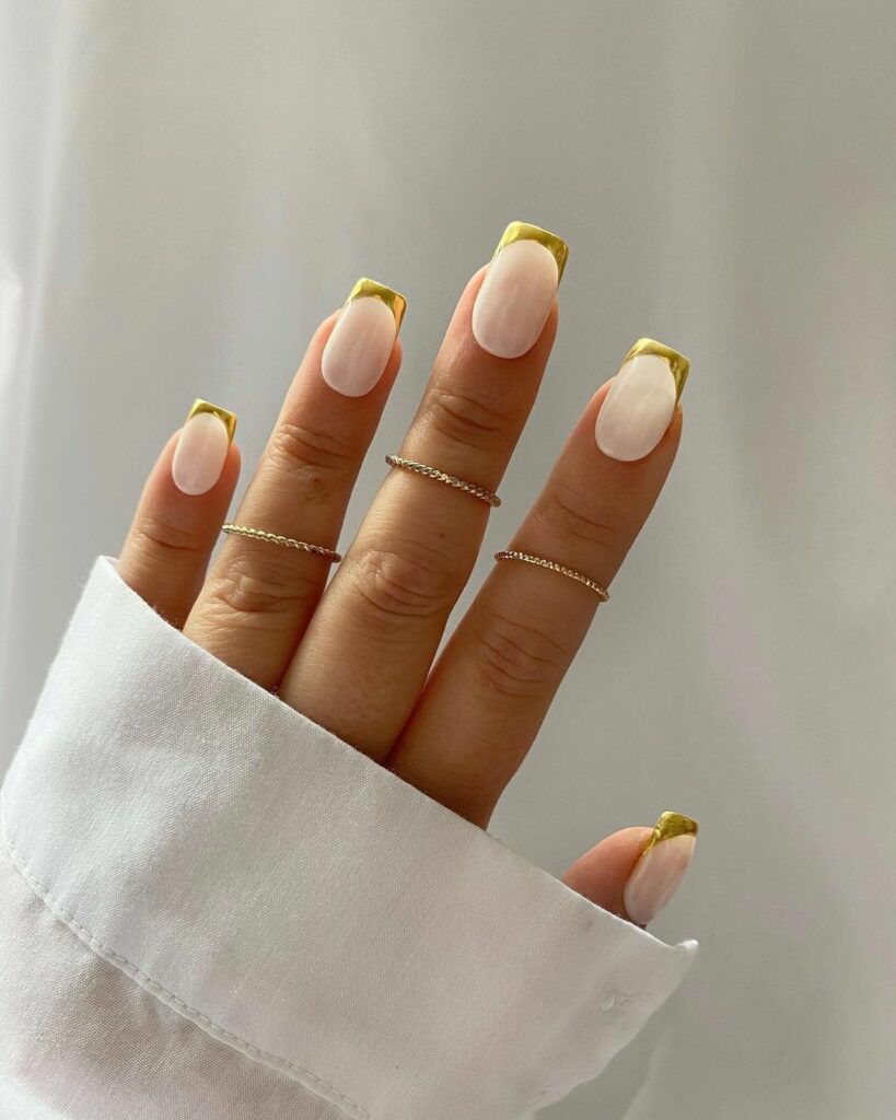 ślubny manicure ze złotem