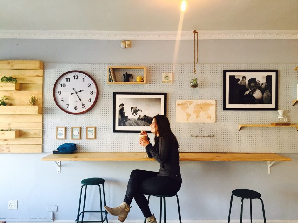 Kobieta pije samotnie kawę w kawiarni
