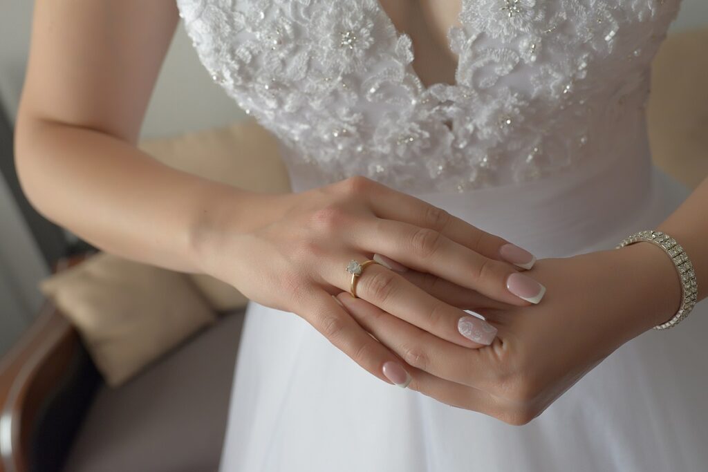 Kobieta w sukni ślubnej z pierścionkiem