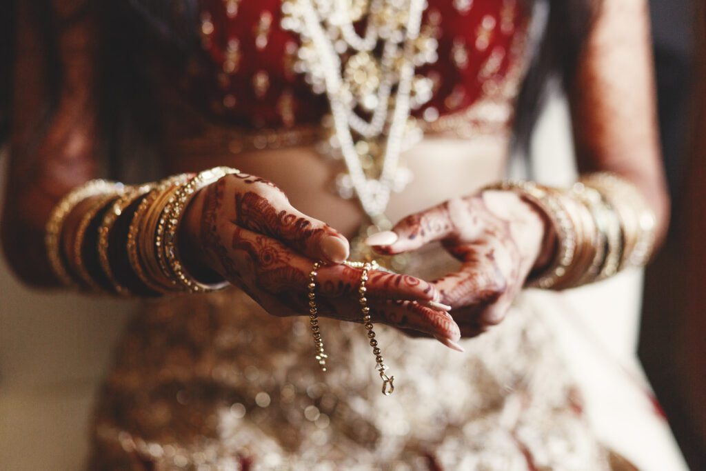 bransolety na dłoniach hinduskiej panny młodej