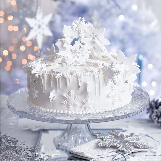 zimowy tort weselny ze śnieżynkami