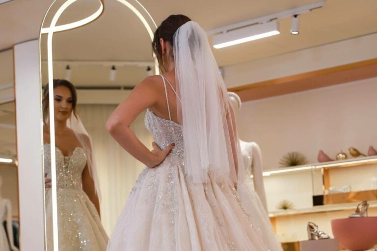 Przymiarki sukni ślubnej – jak przygotować się do wizyty w salonie?