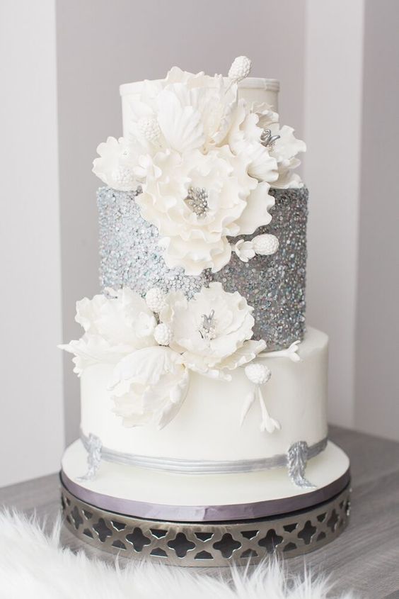 zimowy srebrny tort weselny