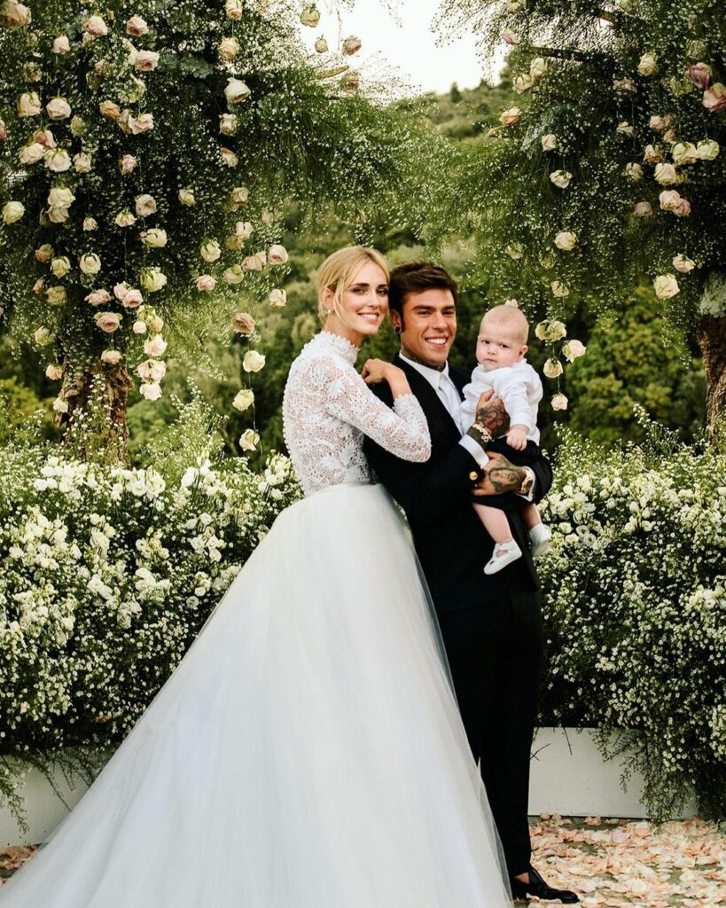 Chiara Ferragni w sukni ślubnej z mężem i dzieckiem