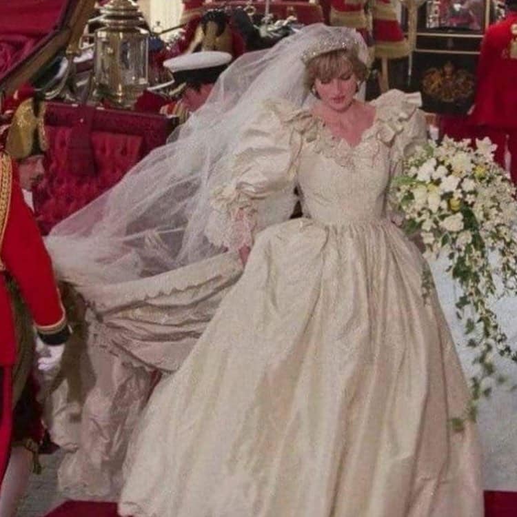 księżna diana w sukni ślubnej