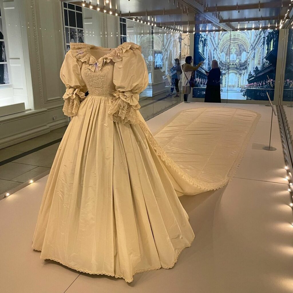 suknia ślubna księżnej diany w muzeum