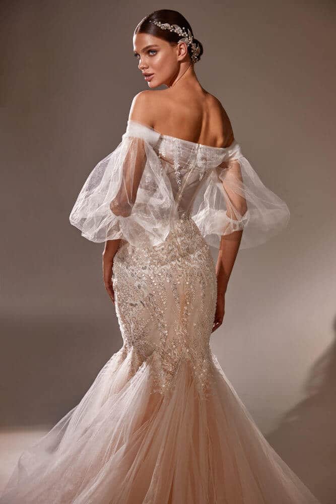 milanova suknia ślubna z dekoltem na plecach
