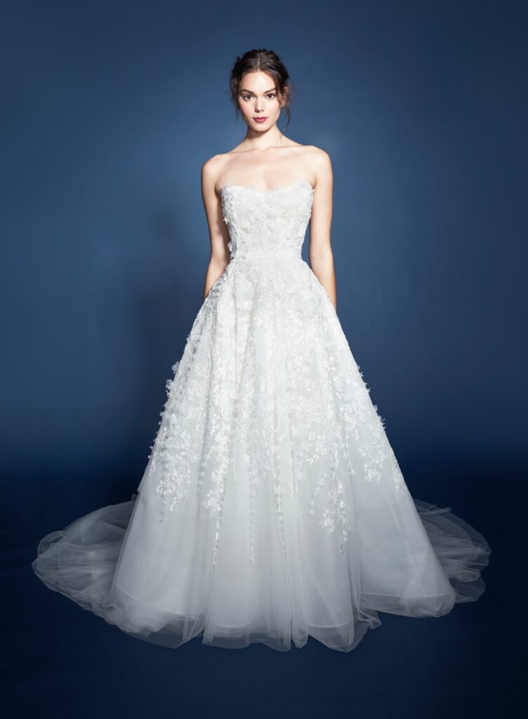 suknia ślubna z koronkowymi elementami 3d