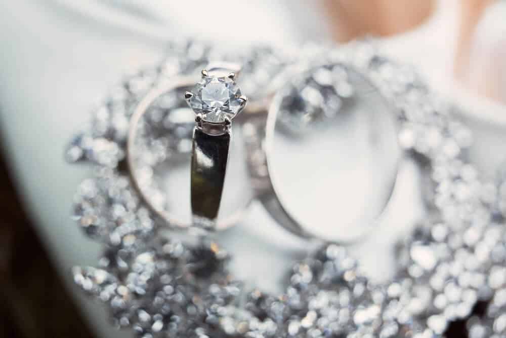 pierścionek zaręczynowy z diamentem syntetycznym