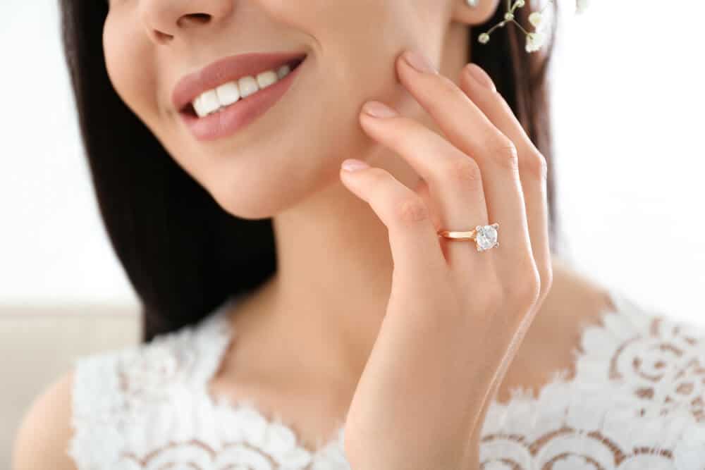 pierścionek zaręczynowy z diamentem laboratoryjnym