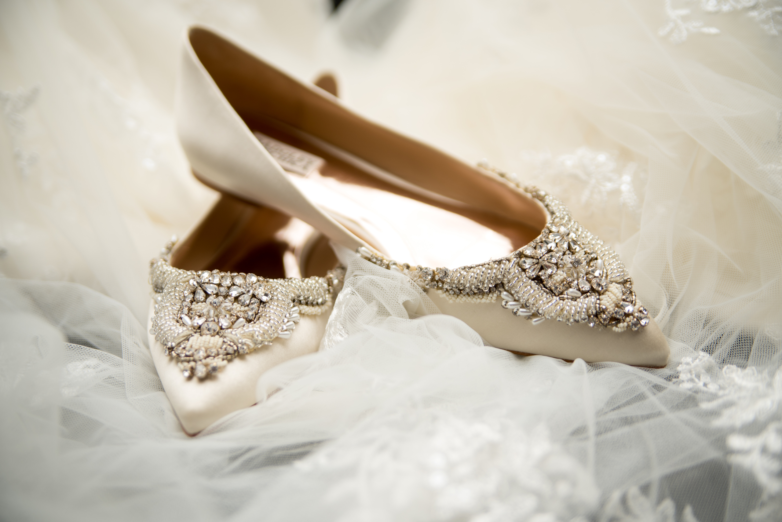 Jak wybrać stylowe (i wygodne), płaskie buty do ślubu? 105080