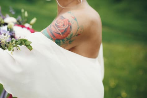 panna młoda z tatuażem