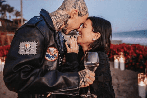 Kourtney Kardashian i Travis Barker wzięli ślub! - welon zwraca szczególną uwagę! 109700