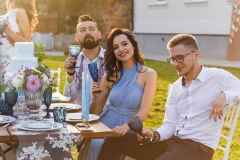 Jak ubrać się na ślub, będąc gościem? Oto idealne połączenie sukienek i biżuterii! 111497