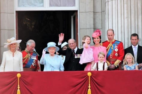Chcesz wyglądać na co dzień niczym Kate Middleton? Oto triki królewskich stylizacji! 110224