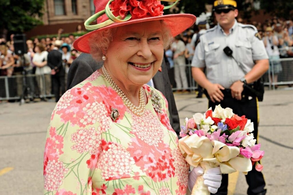 stylizacje królowych elżbieta II kolorowy look