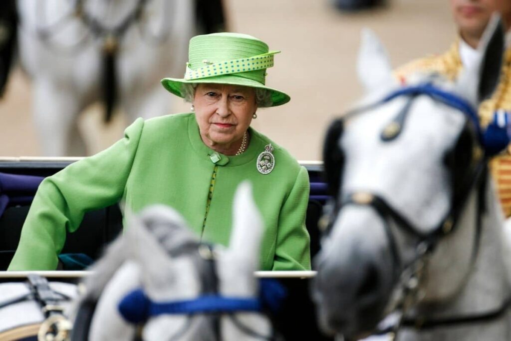 stylizacje królowych elżbieta II pastelowy total look