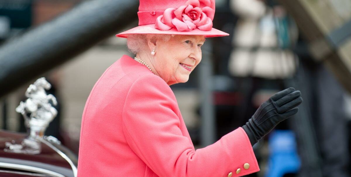 Jak królowa Elżbieta II wpłynęła na świat mody? 115220