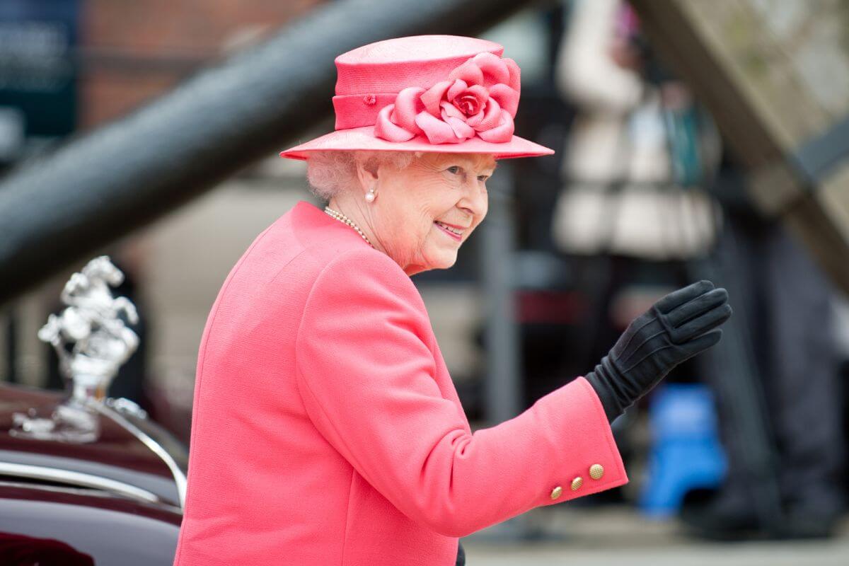 Jak królowa Elżbieta II wpłynęła na świat mody? 115220