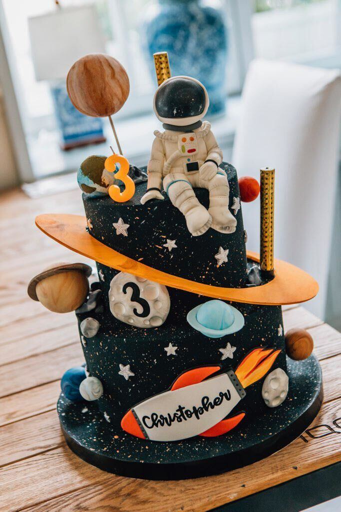 Urodziny dziecka: tort z dekoracjami galaktycznymi