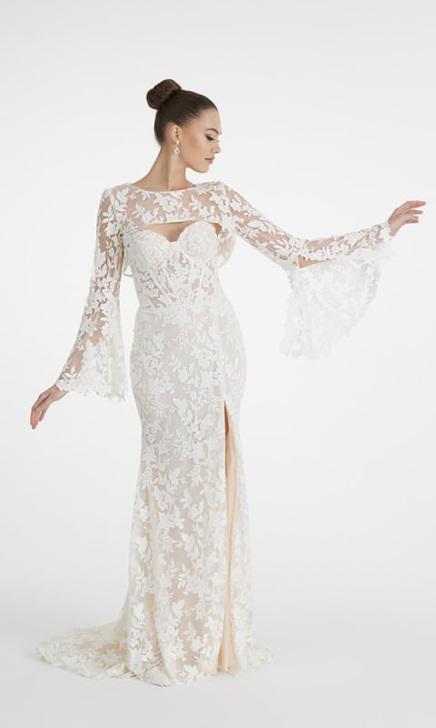 suknie ślubne 2023: przeźroczysta peleryna